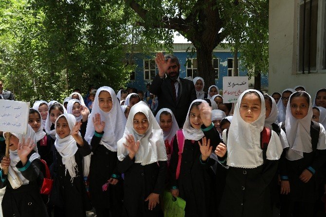 Kabil’de 6 Bin Kız Öğrencinin Okuduğu Okula Bilgisayar Ve Fen Laboratuvarı