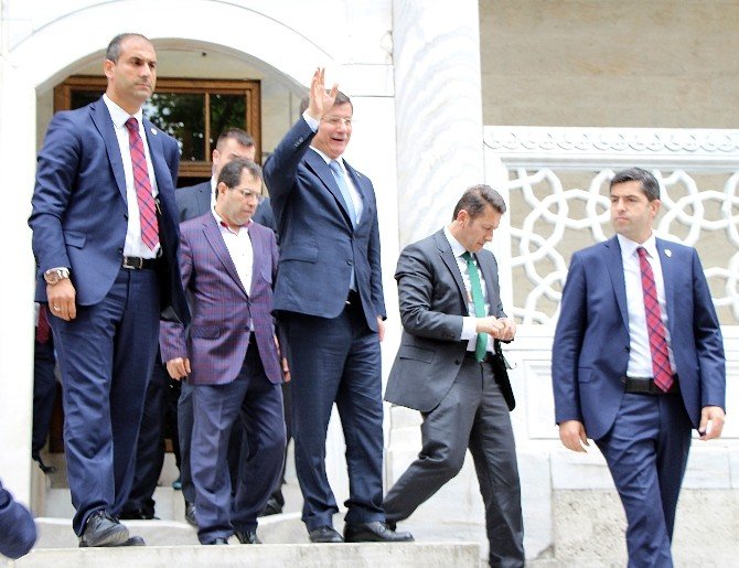 Ahmet Davutoğlu, Cuma Namazını Süleymaniye’de Kıldı