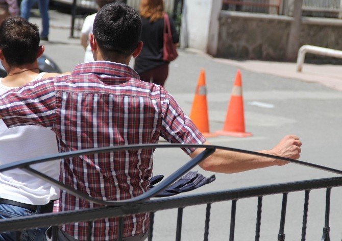 Polisin Elinden Kaçan Genci Vatandaşın Tekmesi Yakalattı