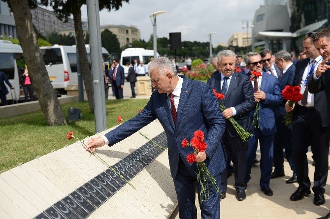 Başbakan Binali Yıldırım, Türk Ve Azerbaycan Şehitliğini Ziyaret Etti