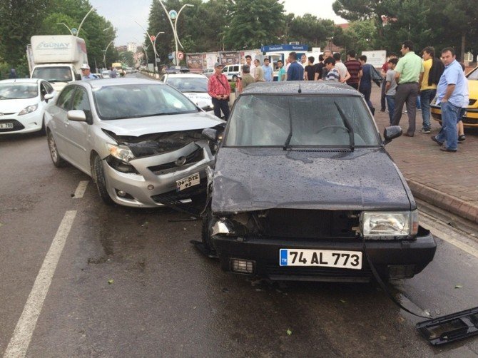 Bartın’da Otomobiller Çarpıştı: 2 Yaralı