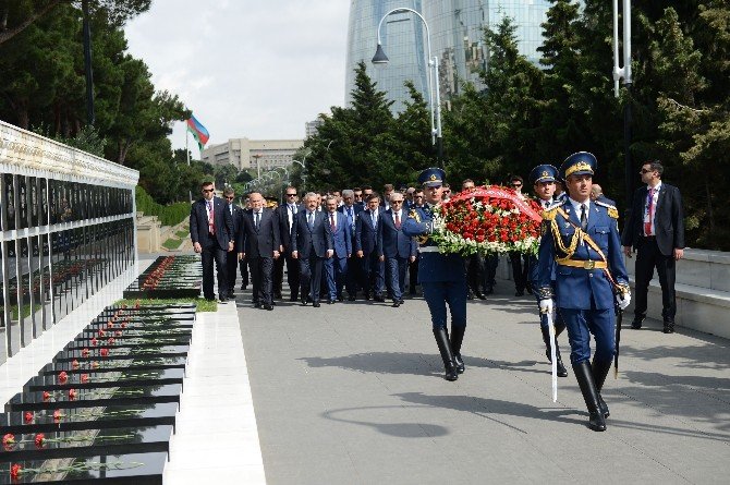 Başbakan Binali Yıldırım, Türk Ve Azerbaycan Şehitliğini Ziyaret Etti