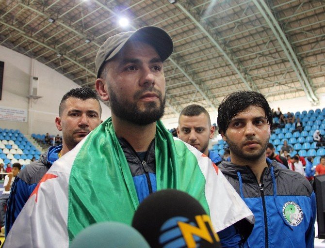 Ülkelerindeki Savaş Wuhsu Sporundan Vazgeçirmedi