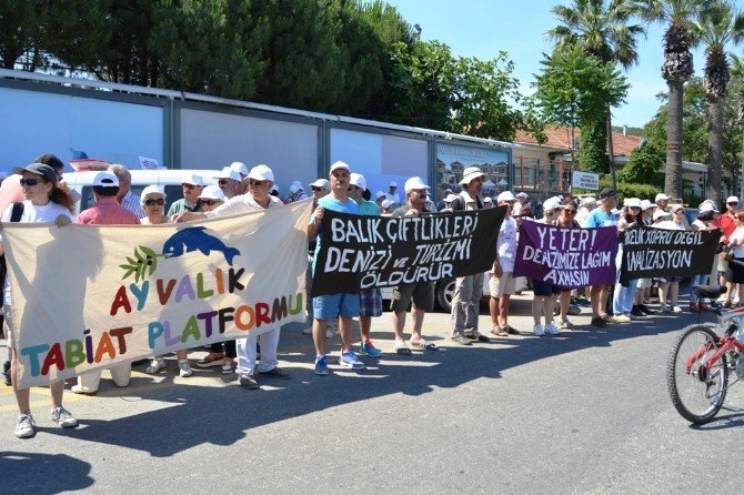 Ayvalık’ta Çevreciler Balık Çiftlikleri İçin Yürüdü
