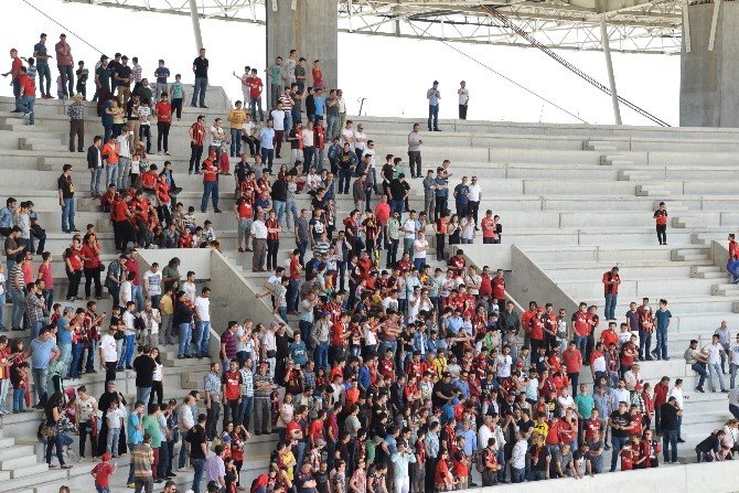 Eskişehirspor Taraftarından Yeni Stadyuma Çıkarma