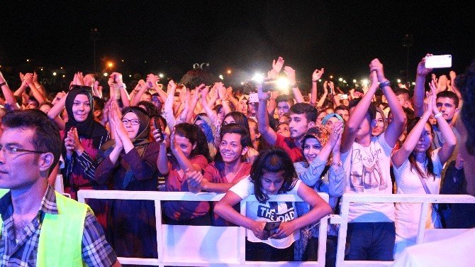 Festivalde Burcu Güneş, Hayranlarını Coşturdu