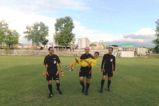 13’lük Yıldız Golü Attı, Rakip Oyuncu Omuzlara Aldı
