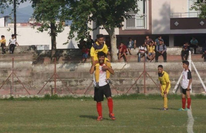 13’lük Yıldız Golü Attı, Rakip Oyuncu Omuzlara Aldı