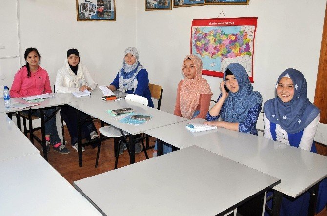 Diyanet Vakfı 80 Ülkede 2 Bin 100 Öğrenci İle Eğitim Mülakatı Yapıyor