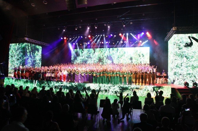 Öğrencilerden Dünyaya Saygı Temalı Müzik Ve Dans Şöleni
