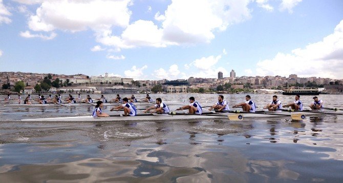 Haliç’e Kürekler İndi, Üniversite Ve Kulüpler Kıyasıya Yarıştı