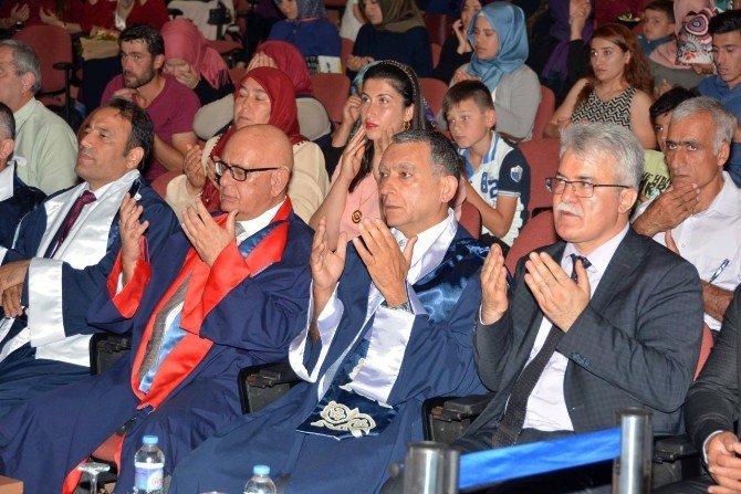 Ydü İlahiyat Fakültesi Mezuniyet Töreni Gerçekleştirildi