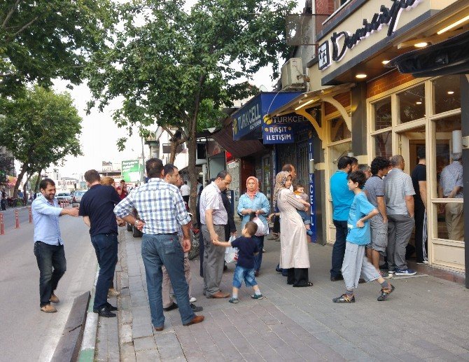 Bursa’da İftar Saati Pide Kuyruğu