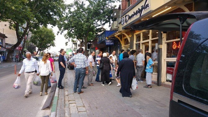 Bursa’da İftar Saati Pide Kuyruğu
