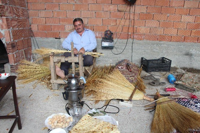 Yılda Beş Bin Süpürge Bağlıyor