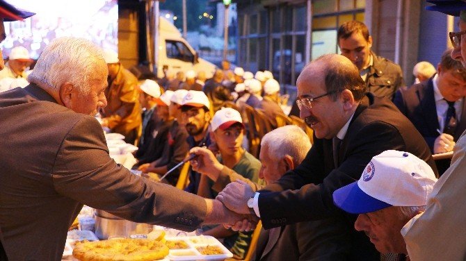 Büyükşehir İlk İftar Sofrasını Hayrat’ta Kurdu