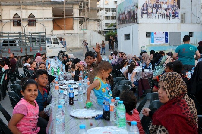 Türkiye Diyanet Vakfı’ndan Gazze’de Bin Kişilik İftar Sofrası