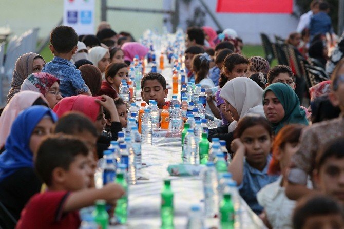 Türkiye Diyanet Vakfı’ndan Gazze’de Bin Kişilik İftar Sofrası