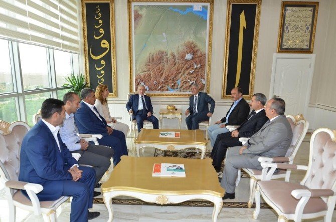 Kayseri’ye Atanan Vali Kamçı, Yeşilyurt Belediyesini Ziyaret Etti