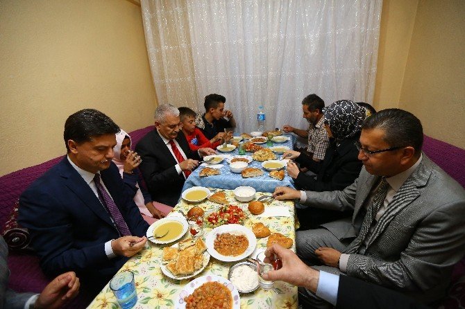 Başbakan Yıldırım, Gecekonduda İftar Sofrasına Konuk Oldu