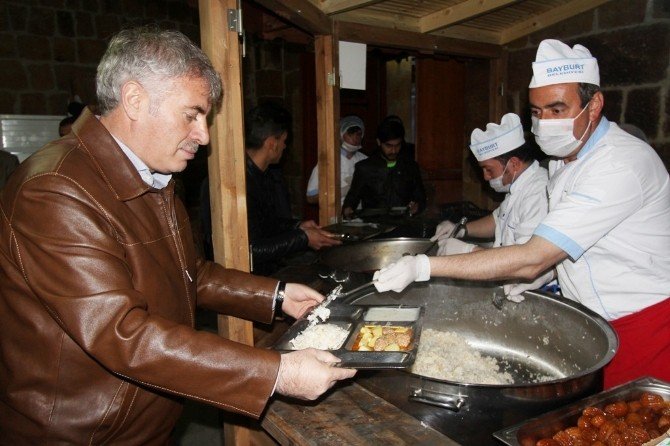 Başkan Memiş İftar Çadırında Vatandaşlarla Birlikte Oruç Açtı