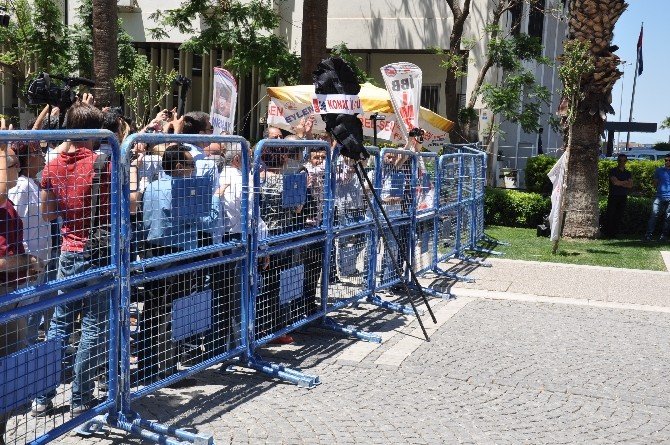 Siyah Çelenklerini Bariyerlerin Üzerinden Fırlattılar