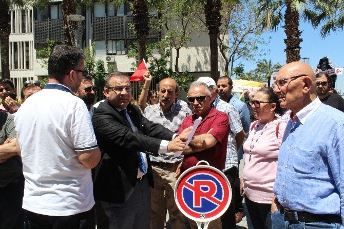 Siyah Çelenklerini Bariyerlerin Üzerinden Fırlattılar