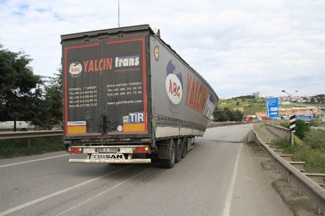 Tır’ın Dorsesi Çıktı, Kaza Ucuz Atlatıldı