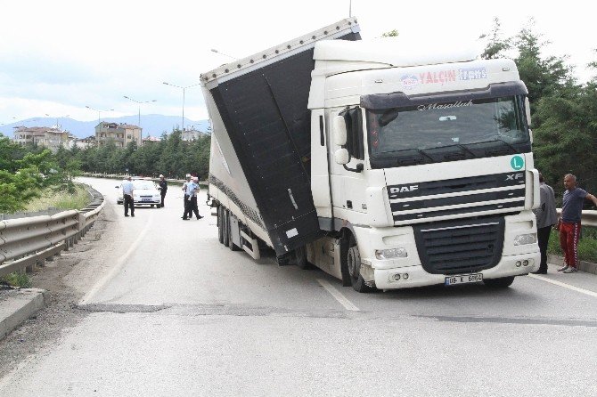 Tır’ın Dorsesi Çıktı, Kaza Ucuz Atlatıldı