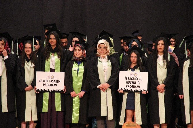 Mustafa Çıkrıkçıoğlu Meslek Yüksekokulu’nda Mezuniyet Sevinci