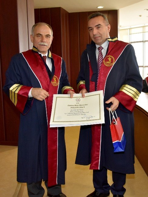 Profesörler Törenle Belgelerini Aldı