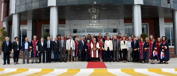 Profesörler Törenle Belgelerini Aldı