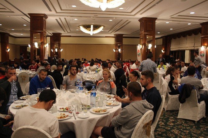 Erzurum Challenge Cup Sporcular Yarış Öncesi İftarda Buluştu