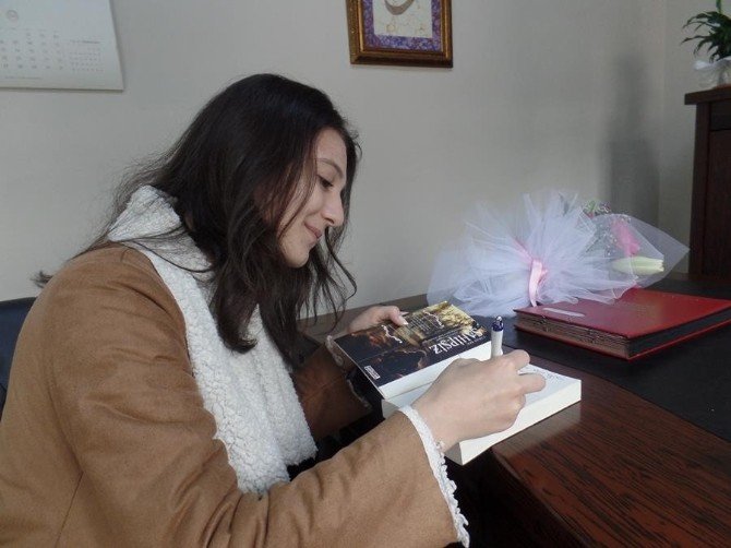 Liseli Canan, İnternette Paylaştığı Romanı İlgi Görünce Yazarlığa Adım Attı