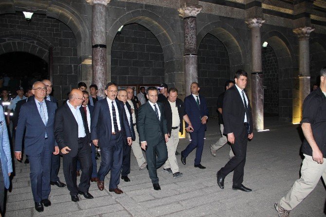 Çevre Ve Şehircilik Bakanı Özhaseki Surlularla İftar Yaptı