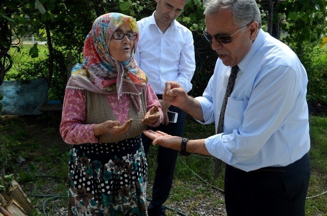 Yaşlı Kadına Kaymakamlıktan Yardım Eli