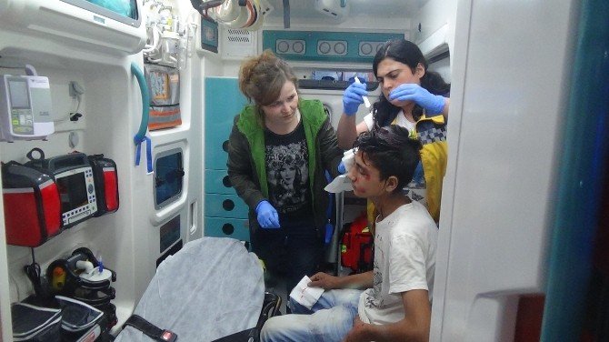 Merdivenlerden Düşen Genç Hastaneye Kaldırıldı