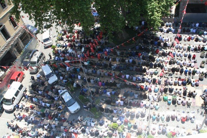 Trabzon’da Ramazan Ayının İlk Cuma Namazında Cemaat Sokağa Taştı
