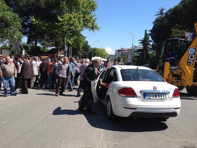 Otomobilin Çarptığı Anne İle Kızı Yaralandı
