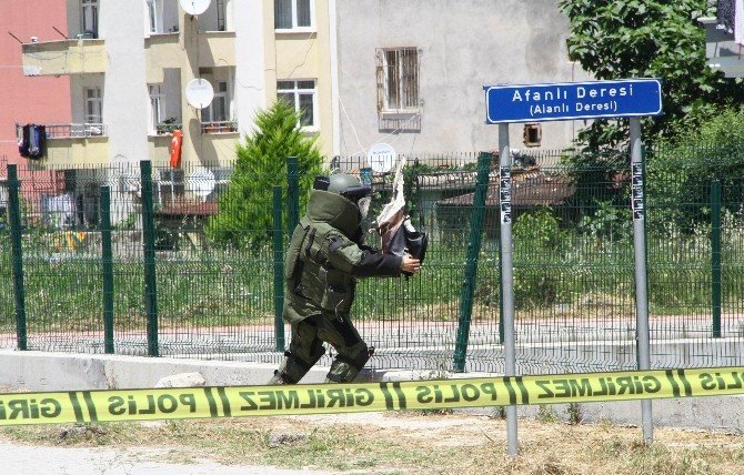Derede Menfez Üzerine Asılan Çantalar Fünye İle Patlatıldı