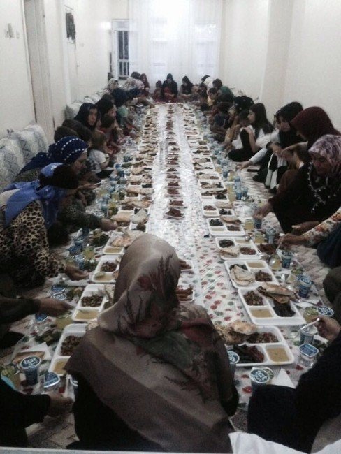 Fakir Yetimler İçin En Zengin İftar Sofrası