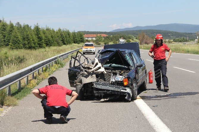 Otomobil Tır’a Çarptı: 4 Yaralı