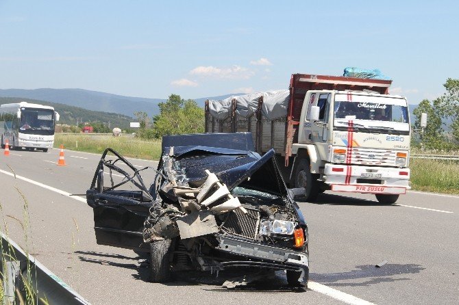 Otomobil Tır’a Çarptı: 4 Yaralı