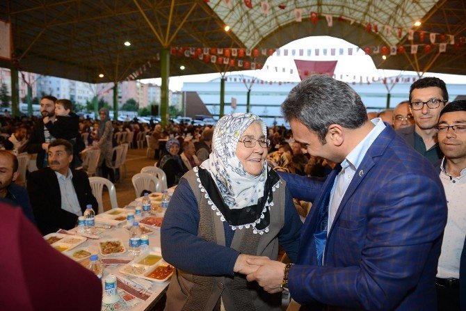 5 Bin Kişi Mahalle İftarında Buluştu