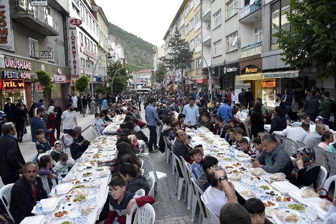 Gümüşhane’de 4 Bin Kişi Aynı İftar Sofrasını Paylaştı