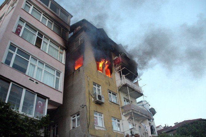 Alevlere Teslim Olan Binada Ağır Yaralanan Bir Kişi Hayatını Kaybetti