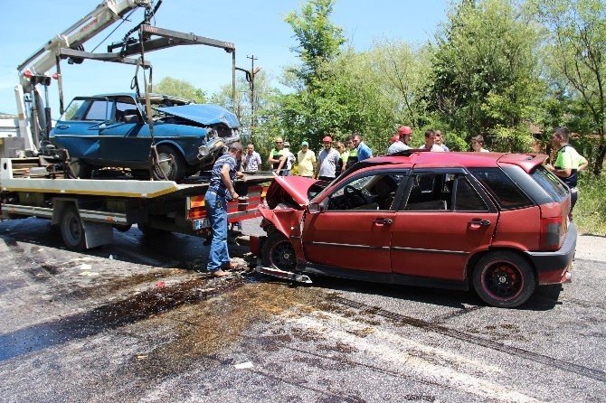 İki Otomobil Kafa Kafaya Çarpıştı: 7 Yaralı