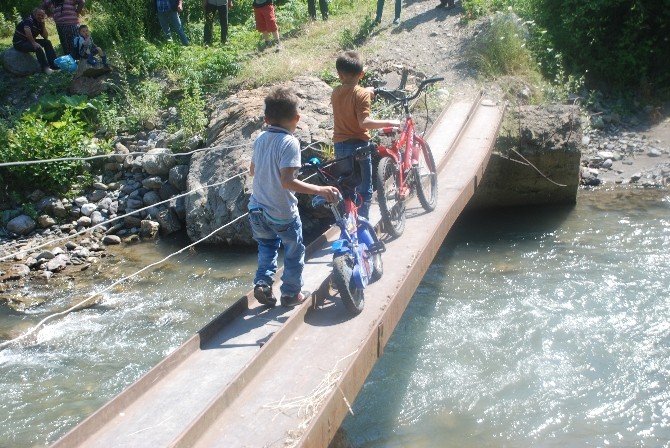 Köprü Üstünde Ölümle Burun Buruna Yolculuk