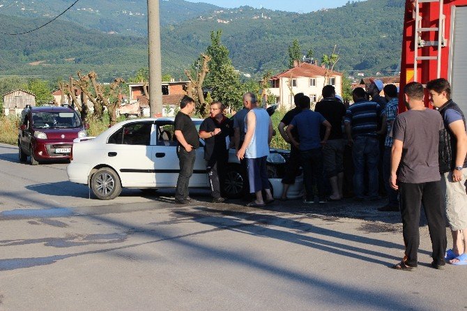 Kaza Sonrası Yanan Otomobili Vatandaşlar Söndürdü