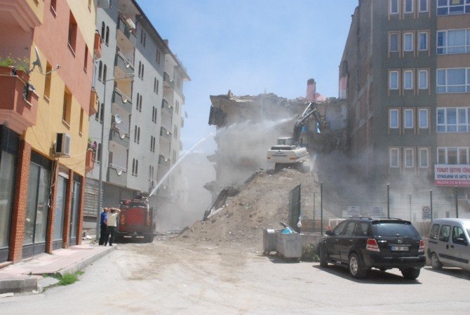 Tokat’ta 5 Katlı Binada Yıkım Çalışması